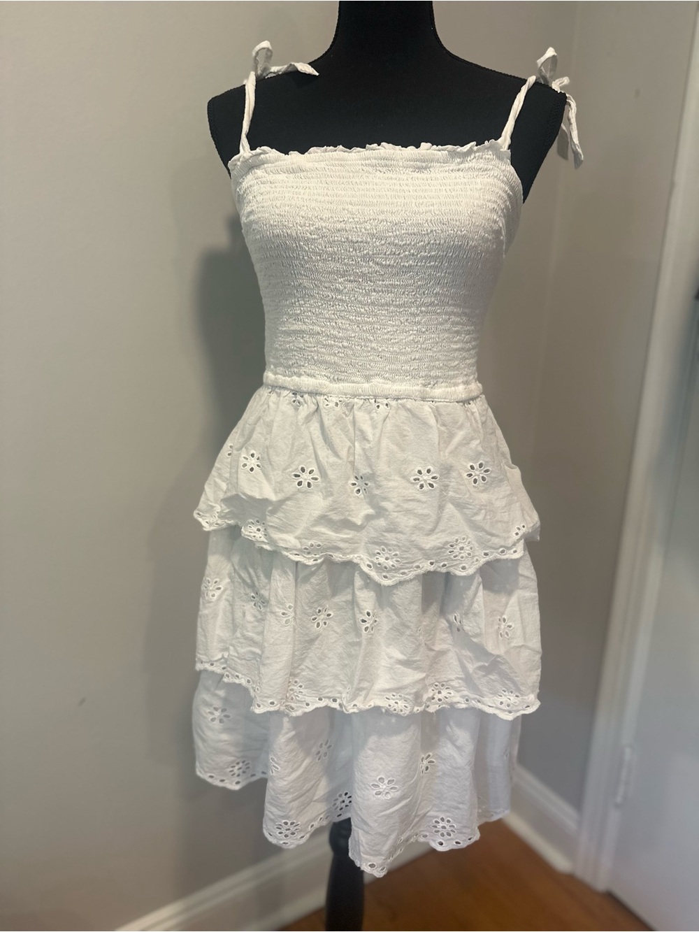 Sincerely Jules white sundress Sz:L smocked bodice tiered eyelet ruffled Dress.